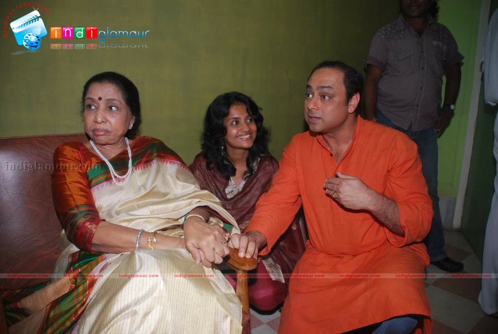 Asha Bhosle and Prateik Babbar at book launch on Smita Patil Event hd photo